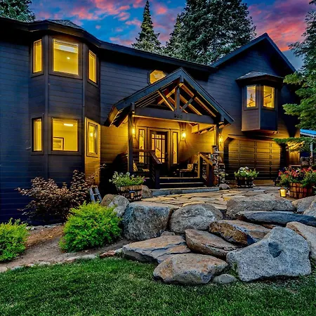 Villa Modern Mountain Luxury Retreat, Hot Tub & Grill